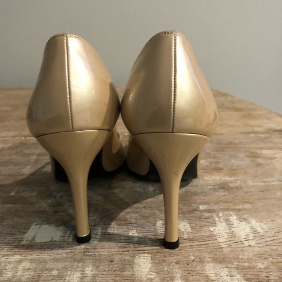 Champagne Stuart Weitzman 71/2 Narrow shoe - Picture 2 of 8